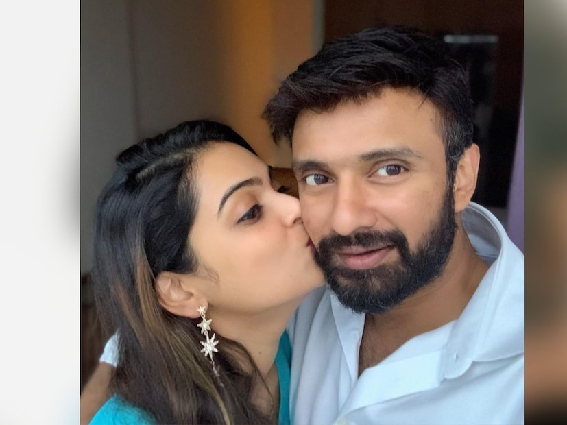 ছবিতে, অভিনেত্রীকে তার স্বামী বিনয় বিজয়নের সাথে রোমান্টিক স্টাইলে দেখা যাচ্ছে।