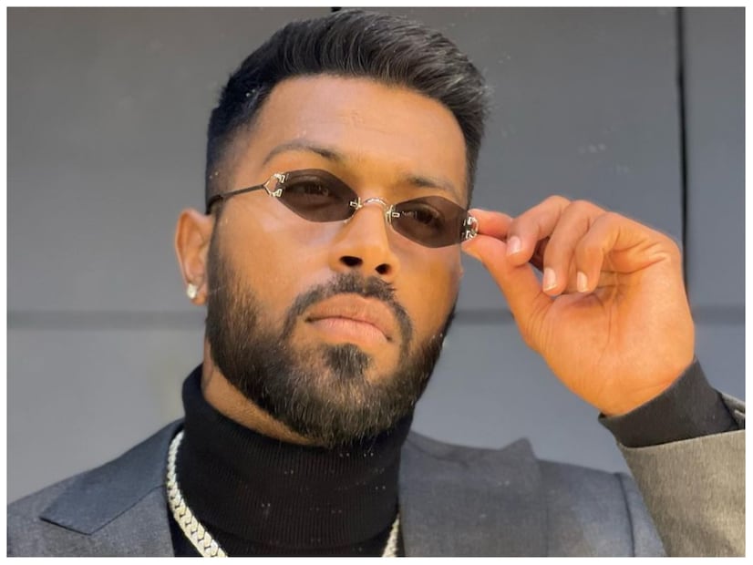 খেলার বাইরেও রোজগার রয়েছে হার্দিকের। অনেক কোম্পানির বিজ্ঞাপন করেন তিনি। সেখান থেকে বছরে ভাল আয় হয় এই ভারতীয় ক্রিকেটারের। বর্তমানে বিজ্ঞাপনের বাজারে রোহিত শর্মা ও বিরাট কোহলিদেরও টেক্কা দিচ্ছেন হার্দিক পান্ডিয়া।