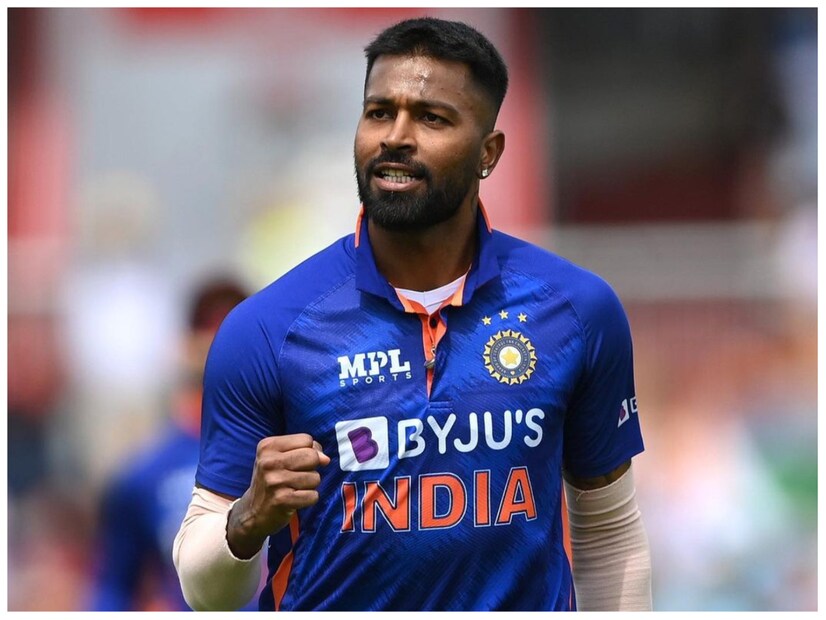 একেবারে সাধারণ মধ্যবিত্ত পরিবারে জন্ম হার্দিকের। বাবা হিমাংশু পান্ডিয়া গড়ির ফিনান্স-এর ছোট ব্যবসা করতেন। মা নলিনী পান্ডিয়া গৃহবধূ। ছোটবেলায় সারাদিন ক্রিকেট নিয়েই পড়ে থাকতেন পন্ডিয়া।  