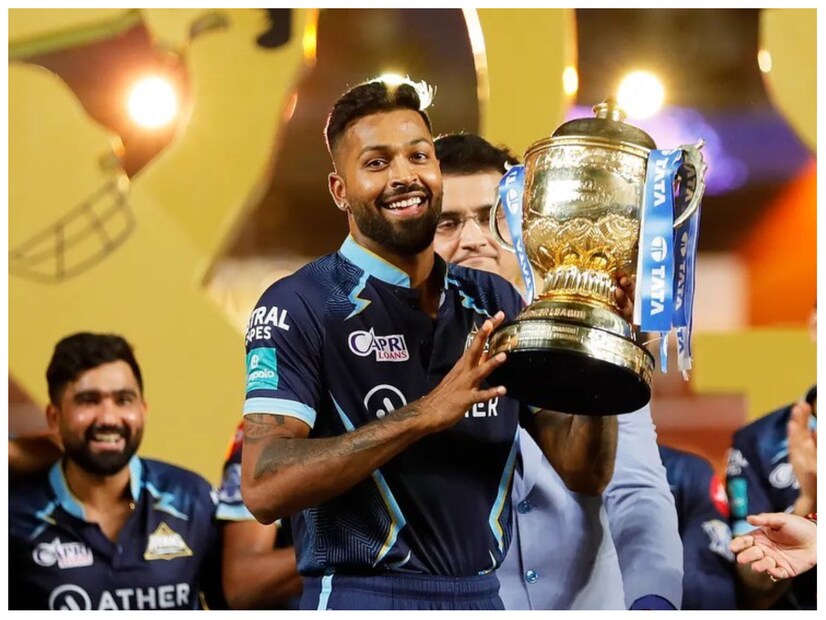 ক্রুনাের কোচ কিরণ মোরের পরামর্শে হার্দিক ক্রিকেট খেলা শুরু করেন। পান্ডিয়া পরিবারের আর্থিক পরিস্থিতি ভাল ছিল না। সেই জন্য তিন বছর কোচ তাদের থেকে পারিশ্রমিক নেননি। 