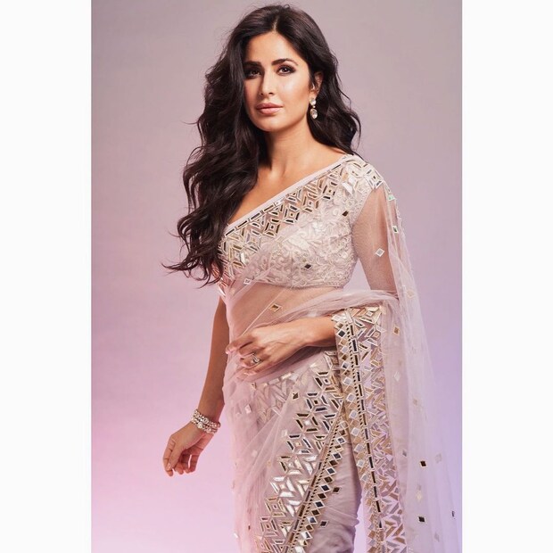বিয়ের এখনও বছর ঘোরেনি৷ স্বামী ভিকি কৌশলের সঙ্গে মাঝেমধ্যেই অনেক রোমান্টিক ছবি শেয়ার করেন ক্যাটরিনা৷