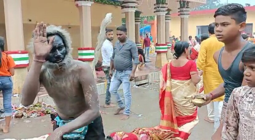 সোমবারে আসানসোল সহ জেলার বিভিন্ন জায়গার মানুষ, এমনকি আশপাশের রাজ্য ঝাড়খন্ড থেকেও বহু মানুষের এই মন্দিরে জল ঢালতে আসেন। স্থানীয় দামোদর নদীর ঘাট থেকে এবং অজয় নদীর ঘাট থেকে জল তুলে নিয়ে এসে ভক্তরা শিবের মাথায় জল ঢালেন। অনেকেই সারারাত ধরে অপেক্ষা করেন জল ঢালার জন্য। লম্বা লাইন দেখা যায় মন্দিরে। সে সময় মন্দির পরিচালন কমিটির সদস্য, সেবাইতরা ভীষণ রকম ব্যস্ত থাকেন। তাছাড়া মন্দিরের নিরাপত্তা এবং ভক্তদের নিরাপত্তার কথা ভেবে পুলিশ মোতায়েন করা হয়। করা হয় প্রসাদ বিতরণ।   (ছবি ও লেখা: Nayan Ghosh)