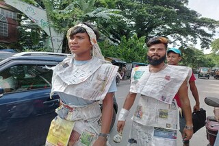 ইউটিউবের ভিডিও শ্যুট অবিনব পোশাক পড়ে কোচবিহারের রাস্তায় দুই ইউটিউবার!