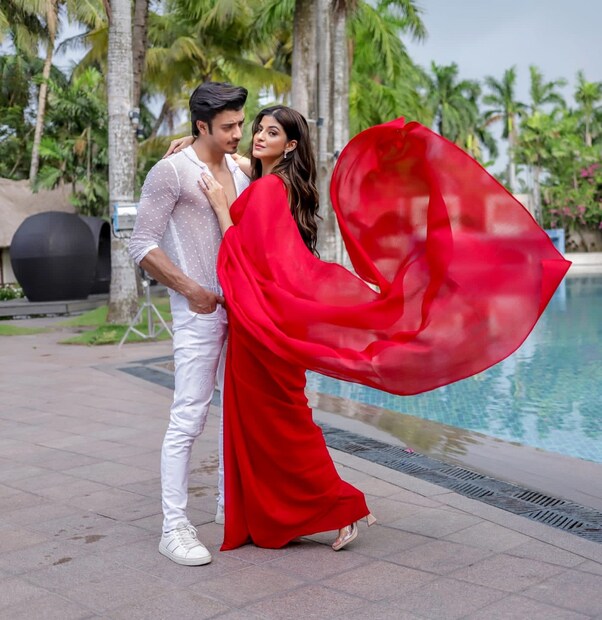 রিয়াদ অনিকের কথা ও সুর প্রথম থেকে জনাই সিংয়ের মনে ধরেছে।  পুরো কম্পোজিশনটাকে সার্থক রূপ দিয়েছে মাহাতিম সাকিবের কন্ঠ। আর এরকম রোম্যান্টিক সোলো এ্যালবাম নিয়ে জন এবং সানজানা দুজনই বেশ এক্সাইটেড। কারণ তাদের কেমিস্ট্রি দর্শকরা গ্রহণ করেছে।