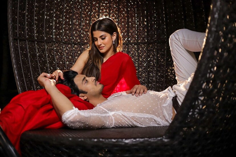 মিউজিক ভিডিও “হয়ে আছি তোর” এ প্রেমের জাদু ছড়াচ্ছেন অভিনেতা জন ভট্টাচার্য ও অভিনেত্রী সঞ্জনা বন্দ্যোপাধ্যায়। রোম্যান্টিক এই মিউজিক অ্যালবামে অসাধারণ দেখাচ্ছে জন -সঞ্জনা কে।