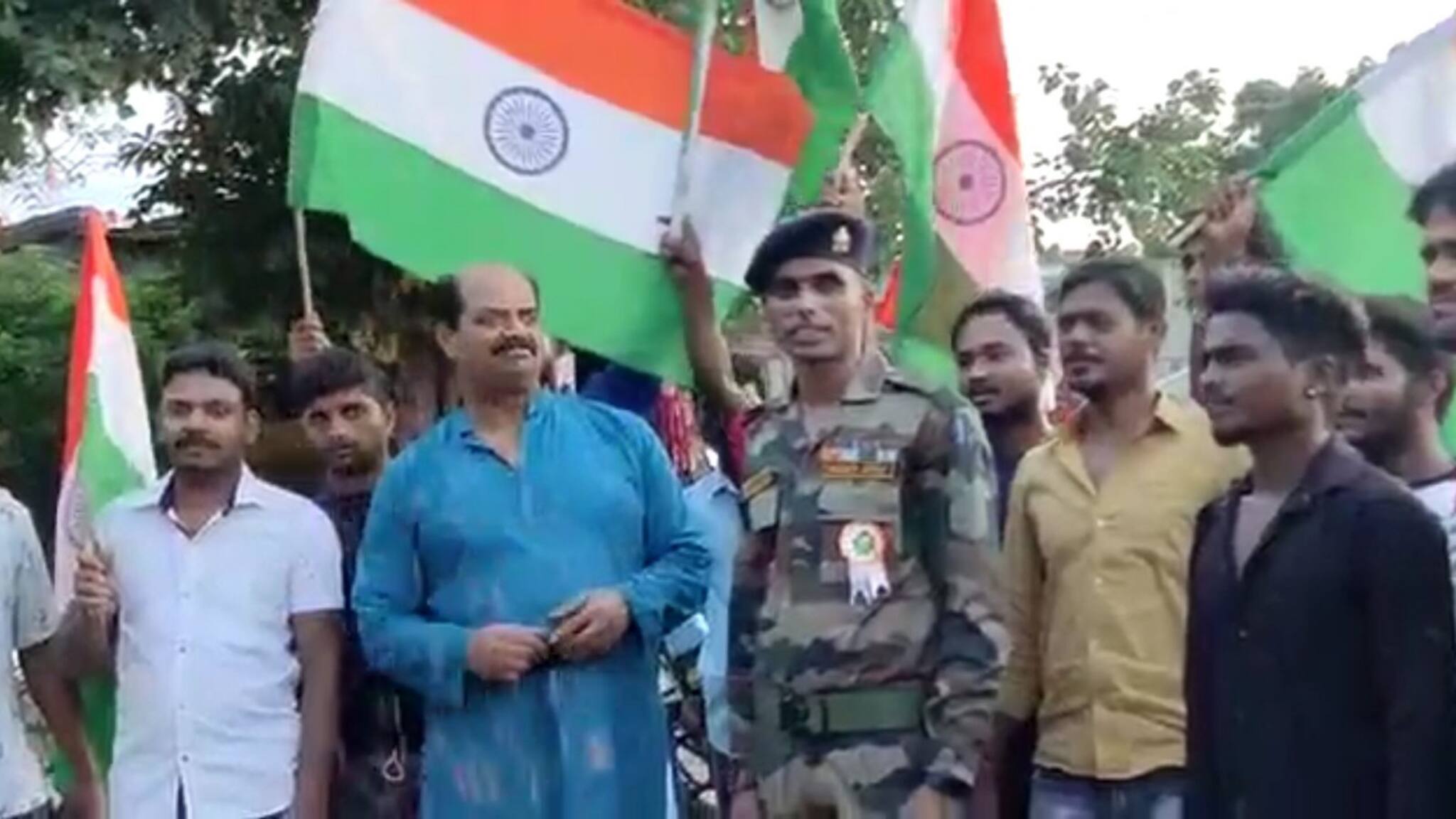 Birbhum News : নিষ্ঠার সঙ্গে ১৯ বছর দেশ সেবা, অবসরপ্রাপ্ত সেনার রাজকীয় সম্বর্ধনা বীরভূমে