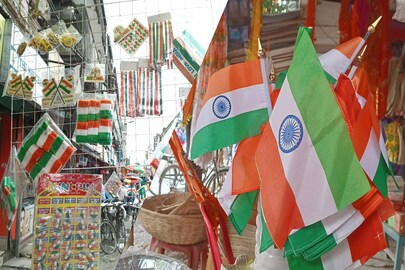 স্বাধীনতা দিবস উপলক্ষে জাতীয় পতাকার বিক্রি শুরু কোচবিহারে