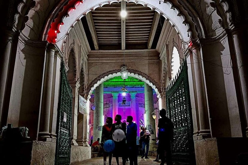 মহরম ও স্বাধীনতা দিবস উপলক্ষে আলোর রোশনাই সেজে উঠেছে। যা দেখতে ভিড় জমাচ্ছেন বহু দুর দুরন্ত থেকে আসা পর্যটকরা । তেরঙ্গা পতাকার রঙে হাজারদুয়ারী প্যালেস সাজানো হয়েছে।