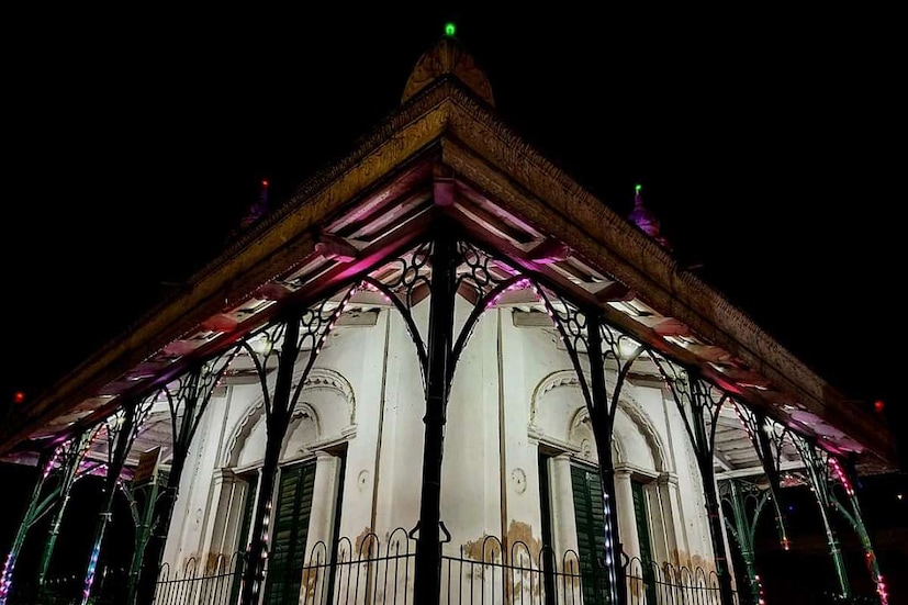 ঐতিহাসিক হাজারদুয়ারি প্রাঙ্গনে অপরিকল্পিত ভাবে বিভিন্ন অস্থায়ী দোকান খুলে বসেছে দোকান মালিকরা, দুই বছর পর ব্যাবসা করে লাভবান হচ্ছেন তারা।সারা দেশ তথা রাজ্যের সাথে মুর্শিদাবাদ জেলাতে মহরমের একটা ঐতিহ্য রয়েছে।
