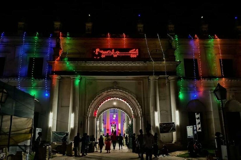 মঙ্গলবার সকাল থেকেই মহরমের শোকে ভাসল মুর্শিদাবাদ। হাজার হাজার মাইল দূরত্ব পেরিয়ে, কারবেলার ঘটনায় হাসান-হোসেনের মৃত্যুতে শোক পালনের রীতি প্রাচীন এবং তা জীবন্ত হয়ে উঠেছে হাজারদুয়ারি সংলগ্ন ইমামবাড়াতে। অন্তত কয়েকশো মানুষ বুক চাপড়ে শোকপ্রকাশ করেন।