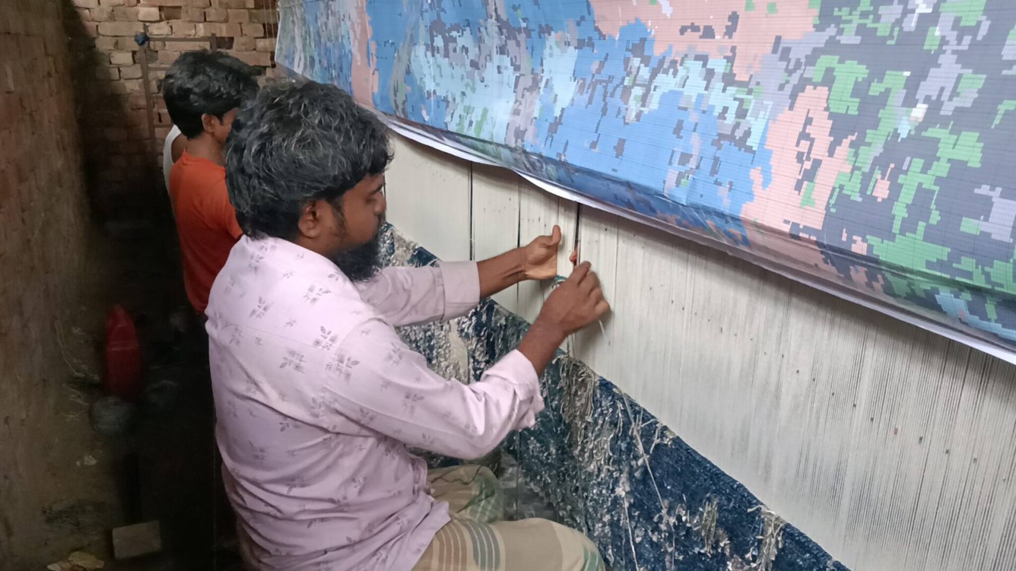 মালদহের শিল্পীদের হাতে বোনা বহুমূল্য ‘তিব্বতি গালিচা’ পাড়ি দিচ্ছে বিদেশ