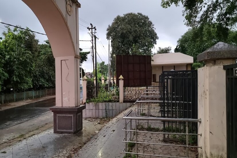 কচিকাঁচাদের হইহুল্লোর দেখা যায়নি প্রায় বছর দেড়েক ধরে। বন্ধ পার্কের মূল ফটকে ভেতর থেকে তালা মেরে মনখারাপ করে এতদিন ডিউটি করতেন নিরাপত্তারক্ষী সহ অন্যান্য কর্মীরা।তবে আবারও প্রাণচঞ্চল হতে চলেছে জলপাইগুড়ির রাজবাড়ি পার্ক।