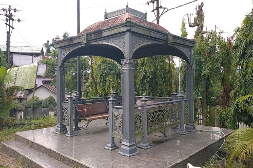 করোনাকালে সরকারি নির্দেশিকা মেনেই বন্ধ করা হয়েছিল রাজবাড়ি পার্ক। এদিকে বরাতপ্রাপ্ত রক্ষণাবেক্ষণকারী সংস্থার মেয়াদ শেষ হওয়ায় বন্ধ পার্ক আর খোলেনি। নতুন করে টেন্ডার প্রক্রিয়ায় ৩ টি সংস্থা সাড়া দেয়। সর্বোচ্চ 'বিড' দেওয়া সংস্থাকেই দায়িত্ব দেওয়া হয়েছে বলে জানিয়েছেন সংস্থার চেয়ারম্যান।