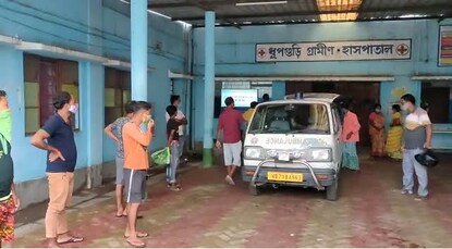 ধূপগুড়ি গ্রামীণ হাসপাতালে আহত গৌড়িদেবীকে আনা হয়