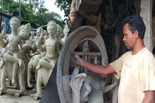 সামনেই মনসা ও বিশ্বকর্মা পুজো! কুমোরটুলিতে চলছে প্রতিমা তৈরির কাজ!