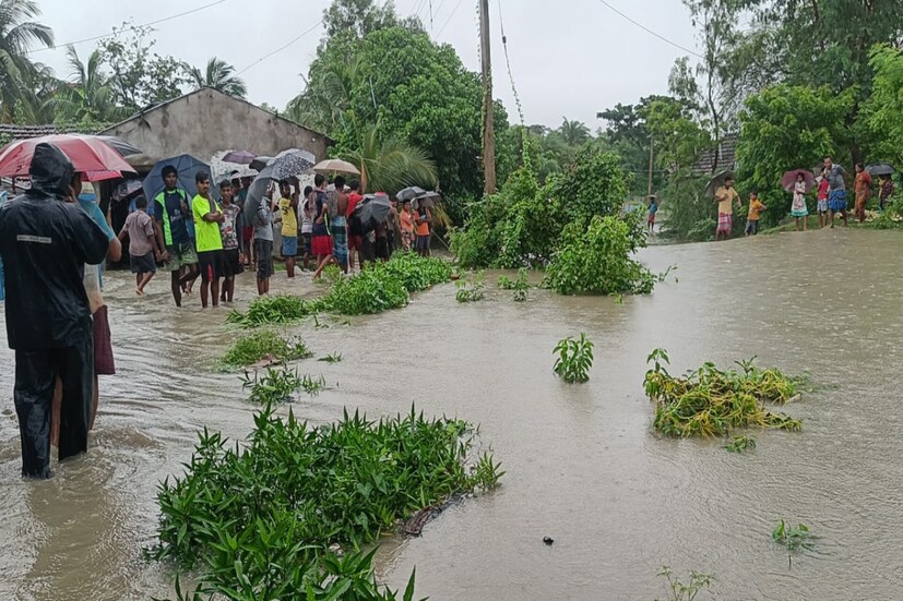নিম্নচাপ ও কোটালের জোড়া ফলায় বড়সড় দুর্যোগের মুখে সাগর, কাকদ্বীপ, বকখালি সহ সুন্দরবনের বিস্তীর্ণ এলাকা। রবিবার বেলা বাড়ার সঙ্গে বৃষ্টি ও ঝড়ের দাপট বাড়ে। নদী ও সাগরে সৃষ্টি হয় জলোচ্ছ্বাস।