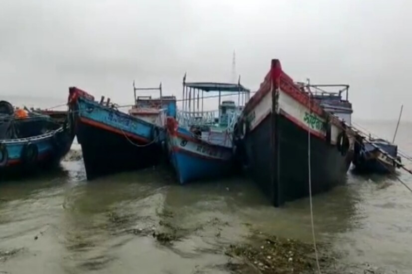 জলোচ্ছ্বাসের জেরে সাগর, নামখানা, ফ্রেজারগঞ্জ, রায়দিঘী সহ একাধিক এলাকায় বাঁধ উপচে জল ঢুকে পড়ে গ্রামে। ফলে সৃষ্টি হয় বন্যা পরিস্থিতি। এর ফলে জনজীবন বিপর্যস্ত হয়ে পড়ে।