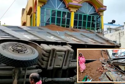 নগর বাজারে বাড়িতে ঢুকে গেল বালি বোঝাই ডাম্পার 