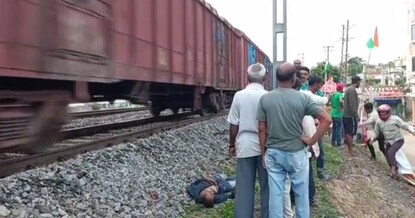 রেল লাইনের ধার থেকে উদ্ধার করা হচ্ছে জখম যুবককে