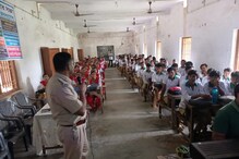 বাল্যবিবাহ সাইবার ক্রাইম প্রতারণা নিয়ে সচেতন করতে কর্মশালা স্কুলের পড়ুয়াদের বাল্যবিবাহ সাইবার ক্রাইম প্রতারণা নিয়ে সচেতন করতে কর্মশালা স্কুলের পড়ুয়াদের