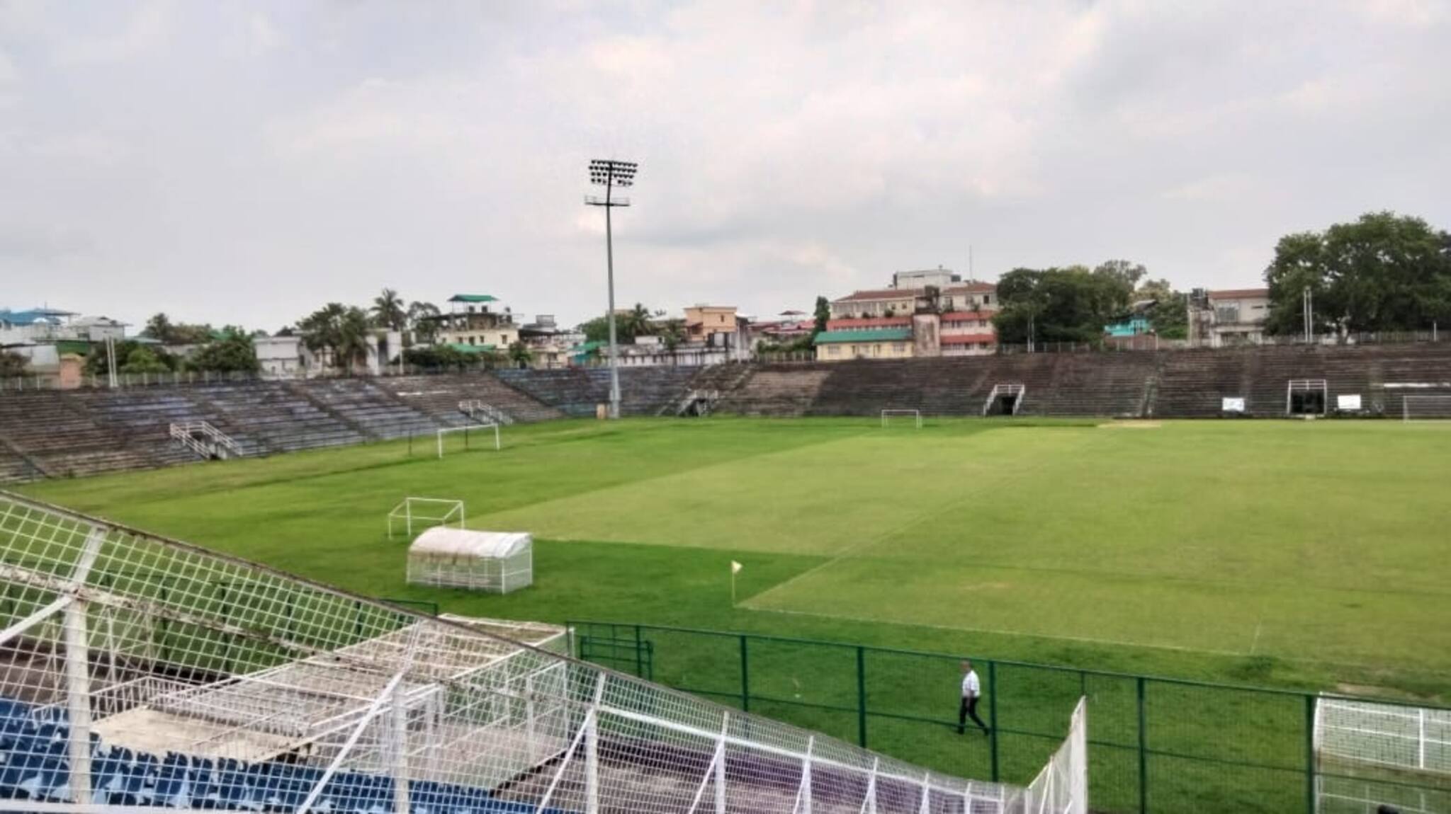 গ্যালারির প্রায় ভগ্ন দশা, ঠিক নেই ড্রেসিং রুম, বেহাল অবস্থায় পড়ে রয়েছে শিলিগুড়ির কাঞ্চনজঙ্ঘা স্টেডিয়াম