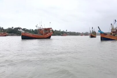 উপকূলে ফিরছে ট্রলার