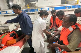 কাকদ্বীপ মহাকুমা হাসপাতালে চিকিৎসাধীন মৎস্যজীবীরা কাকদ্বীপ মহাকুমা হাসপাতালে চিকিৎসাধীন মৎস্যজীবীরা