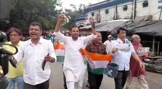 মাগুর মাছ হাতে নিয়ে আসানসোলে প্রতিবাদ মিছিল কংগ্রেসের।