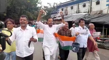 মাগুর মাছ হাতে নিয়ে আসানসোলে প্রতিবাদ মিছিল কংগ্রেসের।