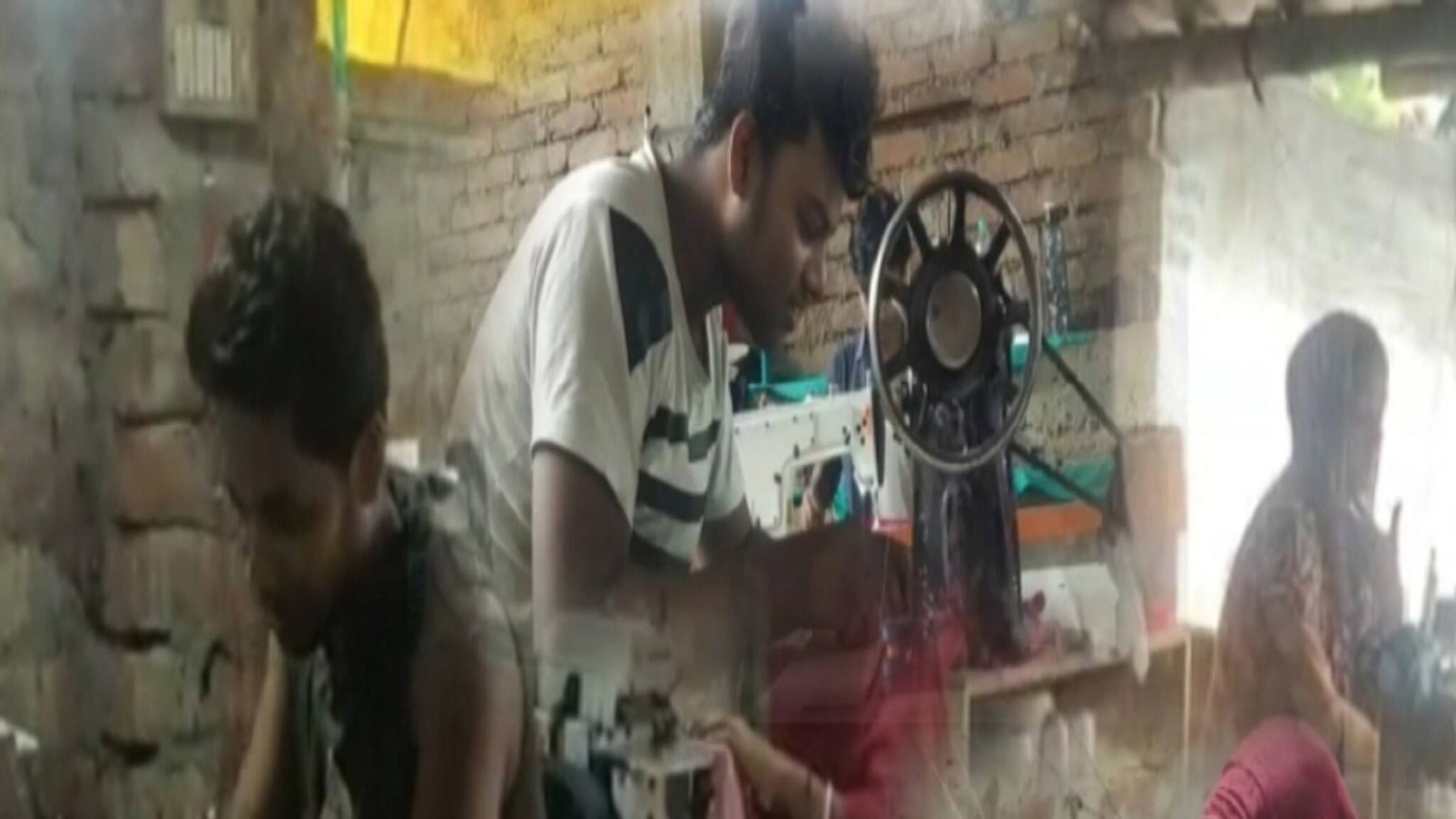 Malda News: আর ভিন রাজ্যে কাজ নয়, এবার নিজেদের জেলাতেই কাপড় বানিয়ে বিক্রি করছেন মালদহের শ্রমিকরা