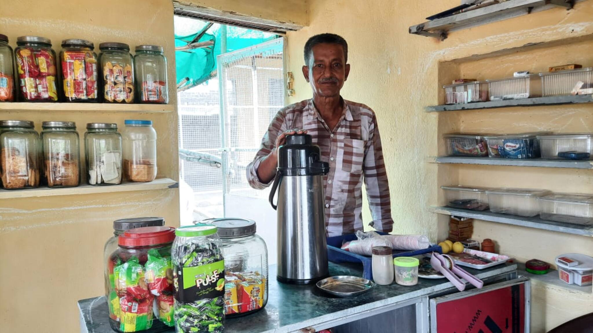 Bankura News: মিলছে না পেনশন, দেওয়ালে পিঠ ঠেকে যাওয়া বৃদ্ধ চায়ের দোকান খুললেন 'শিল্পশ্রী'!
