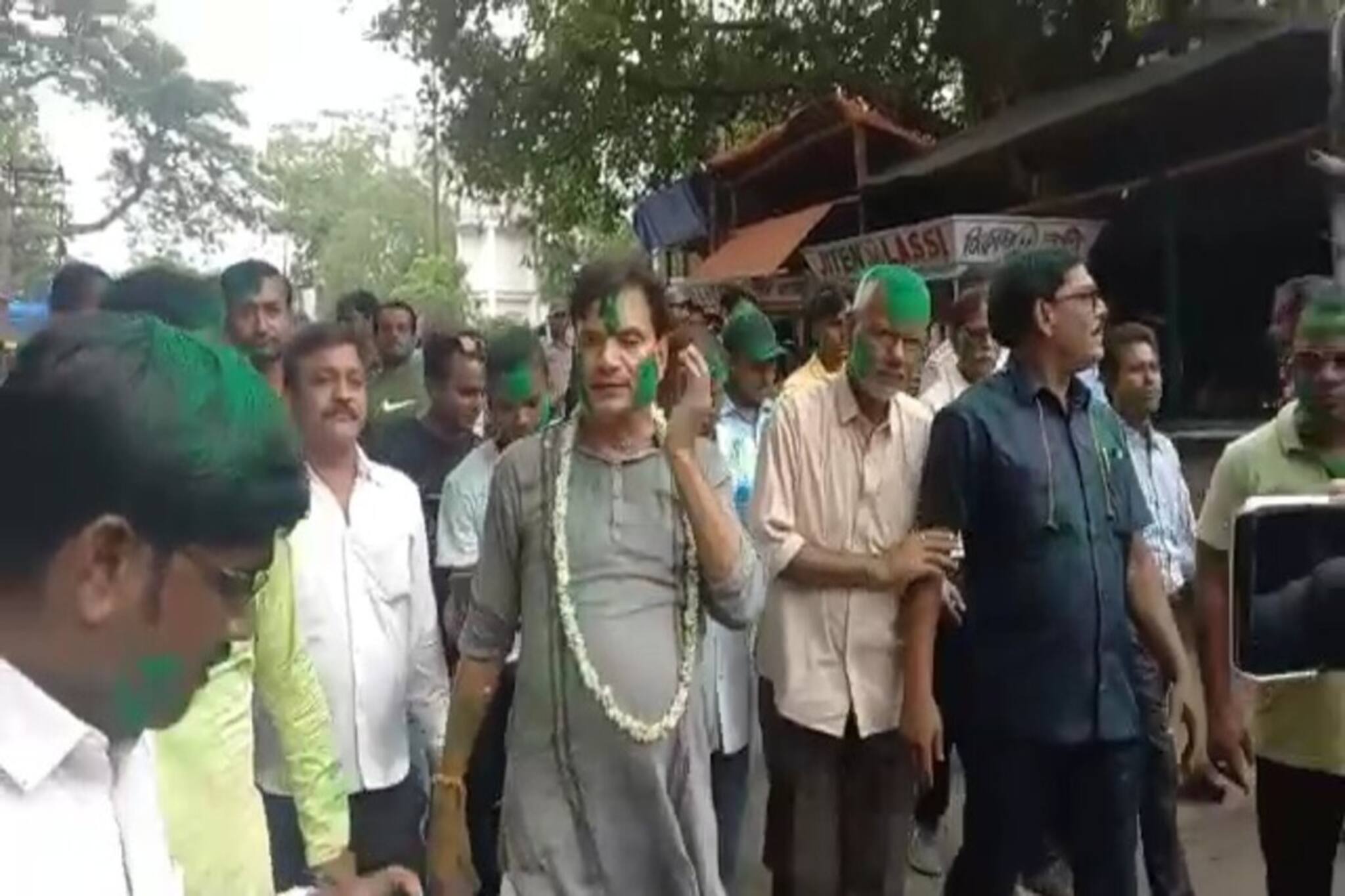 জয়ের আনন্দে সবুজ আবির মেখে বিজয়োল্লাসে সামিল বিধান