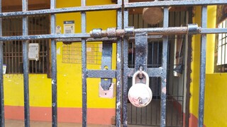 মদের দোকানে তালা লাগালেন গ্রামবাসীরা