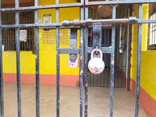 মদের দোকানে তালা লাগালেন গ্রামবাসীরা