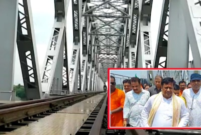 নসীপুর রেল ব্রীজ পরিদর্শনে ডাঃ সুকান্ত মজুমদার 