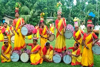 ব্যালেন্স করে ঢাক বাজাচ্ছেন মহিলা ঢাকিরা ব্যালেন্স করে ঢাক বাজাচ্ছেন মহিলা ঢাকিরা