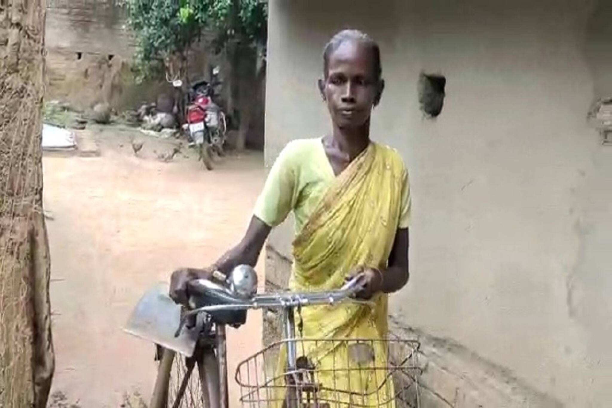 West Burdwan News : ভাগ চাষী উপপ্রধান, ৩ কিমি সাইকেল চালিয়ে যান পঞ্চায়েত কার্যালয়ে