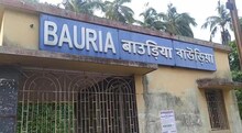 প্রায় ৩ বছর বন্ধ বাউড়িয়া স্টেশনের ডাউন টিকিট কাউন্টার, সমস্যায় যাত্রীরা