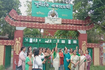 বিক্ষোভ স্কুলের প্রাক্তনীদের