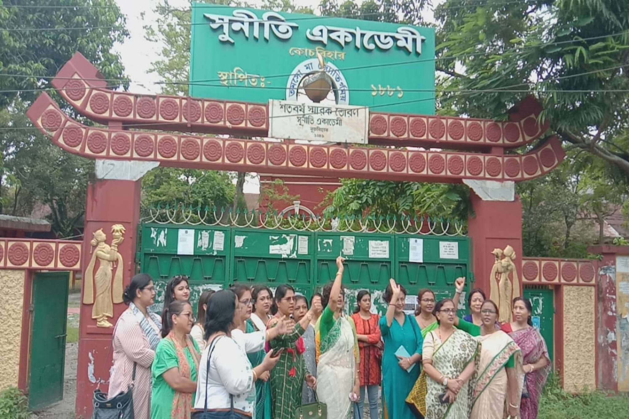 Cooch Behar News: পড়ুয়াদের পোষাক পরিবর্তন, বিক্ষোভে সামিল স্কুলের প্রাক্তনীরা