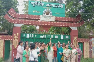 বিক্ষোভ স্কুলের প্রাক্তনীদের বিক্ষোভ স্কুলের প্রাক্তনীদের