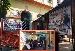 কান্দি মহকুমা আদালতে বিক্ষোভ আইনজীবীদের