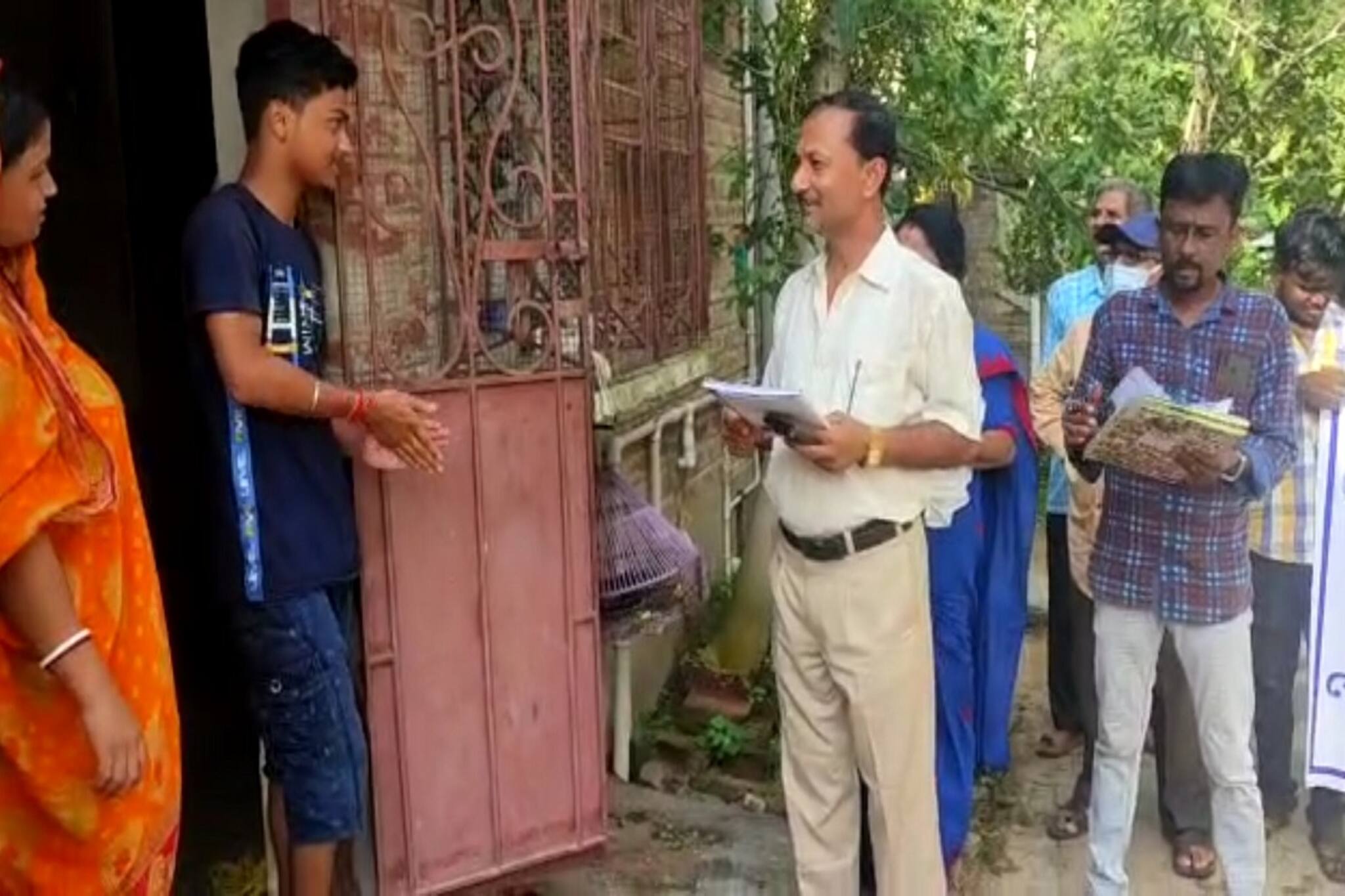 Birbhum News : স্কুলে না আসলেই বাড়িতে হানা শিক্ষকদের, বোলপুরের এই স্কুলের অভিনব উদ্যোগ