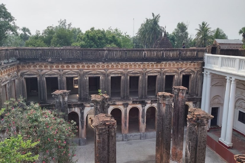 ভালকি মাচান: গভীর অরণ্যে সুন্দরী ভালকি মাচান। শব্দ দানবের হুঙ্কার নেই। কোলাহল নেই এখানে। আছে শুধু পাখির ডাক, বনের শুকনো পাতার মর্মর ধ্বনি। রয়েছে নজর মিনার। ভিতরে গভীর সুড়ঙ্গ। বর্ধমানের রাজা অবসর কাটাতে ও শিকার করতে নজর মিনারে যেতেন। বন্দুক হাতে শিকারের জন্য অপেক্ষা করতেন রাজা। এই ভালকি মাচানের মধ্যেই জলাশয়। তাতে রয়েছে বোটিংয়ের ব্যবস্থাও।
