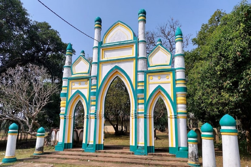  পীর বহমান সাহেবের মাজার: এটি ধর্মীয় একটি স্থান। বাংলার নবাব হোসেন শাহের আমলে আউশগ্রাম এলাকায় ধর্মপ্রচারের উদ্দেশ্যে পির বহমান সাহেব এসেছিলেন। শোনা যায়, সে সময় সুদূর আরব থেকে নয়জন ধর্মপ্রচারক ভারতে আসেন। তাঁদের মধ্যে অন্যতম ছিলেন পির বহমান। তিনি আউশগ্রামের বহমানপুরের একটি বটগাছের তলায় আশ্রয় নেন। সুয়াতা গ্রামে বটগাছতলাতেই থাকতেন তিনি। এরপর সেখানে তৈরি হয় পীর বহমান সাহেবের মাজার। যা স্থানীয়দের কাছে বিশ্বাসের জায়গা। ফলে আপনার ভ্রমণের তালিকায় রাখতে পারেন এই পীর বহমান সাহেবের মাজারকেও।