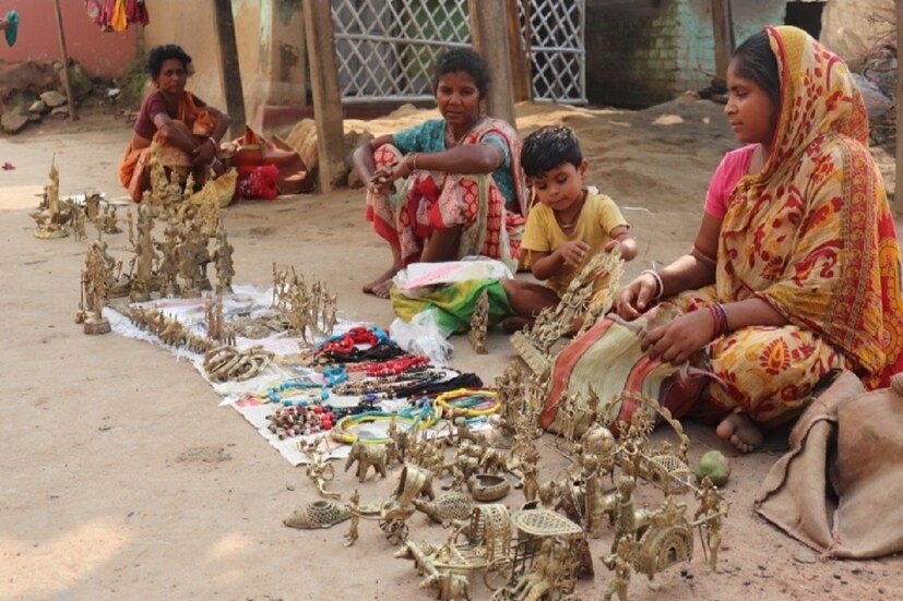 ডোকরা গ্রাম: আউশগ্রামের দরিয়াপুর গ্রামে বর্তমানে ৫০-৫৫টি পরিবারের বাস। (আউশগ্রাম ১ ব্লকের) দিকনগর ২ পঞ্চায়েতের অন্তর্গত দরিয়াপুরের জনসংখ্যা ৩৫০ জনের কাছাকাছি। তাঁরা প্রায় সকলেই ডোকরা শিল্পের কাজ করে জীবিকা নির্বাহ করেন। ছত্তিশগড়ের বস্তার জেলার যাযাবর সম্প্রদায় একটা সময়ে ঘুরতে ঘুরতে এই অঞ্চলে এসে বসতি স্থাপন করেছিলেন। কয়েক জন ওড়িশা থেকেও এসে এখানে বসতি স্থাপন করেছিলেন। সারা বছর এখানকার শিল্পীরা ডোকরা শিল্পের কাজ করলেও, মাঝে মধ্যে কিছু পরিবার টিনের কাজও করে থাকেন। তাই আপনার আউশগ্রামের ট্যুরের তালিকায় রাখতেই পারেন ডোকরা গ্রামকে।