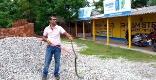 দোকানের ঝাঁপ খুলতেই, ছোবল দিতে প্রস্তুত গোখরো 