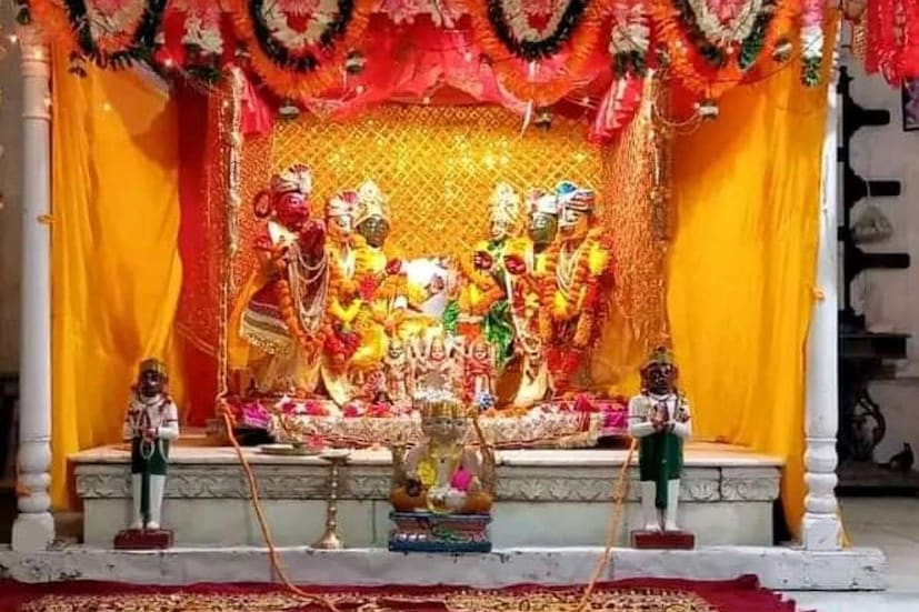 ১৭৫৬ সালে রাজা দেবী সিংহ উত্তর ভারতের পানিপথ থেকে পশ্চিমবঙ্গে আসেন ব্যবসা করতে। ব্রিটিশদের আনুগত্য লাভ করে তিনি ট্যাক্স কালেক্টর হিসেবে কাজ শুরু করেন। ব্রিটিশ অনুগত দেবী সিংহ ধীরে ধীরে সাধারণ ট্যাক্স কালেক্টর থেকে হেড কালেক্টর হয়েছিলেন। এইভাবেই পরবর্তীতে একসময় ব্রিটিশদের কাছ থেকে রাজা উপাধি পেয়ে বাংলায় থেকে যান এবং নশিপুর রাজবাড়ি স্থাপন করেন। (কৌশিক অধিকারী)