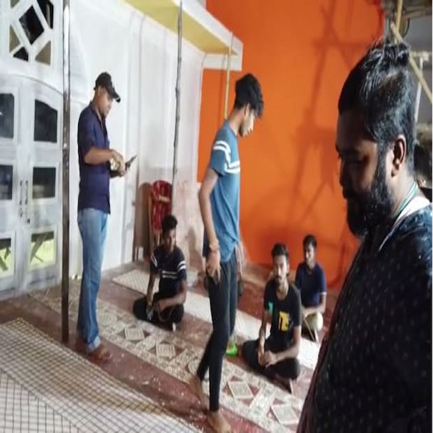 সেই থেকেই তাঁর এই থিমের ভাবনা, বিশ্বরূপেণ সংস্থিতা। নিজের শিল্পকলা বিদেশের মাটিতে প্রবাসী বাঙালিদের দুর্গোৎসবের আনন্দ দেবে, তাতেই আনন্দিত শিল্পী। (রিপোর্টার- রানা কর্মকার)