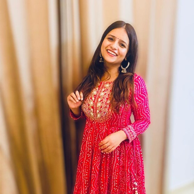 IAS Sarjana Yadav Success Story:ইউপিএসসি পরীক্ষায় উত্তীর্ণ হওয়া প্রতিটি প্রার্থীর একটি বিশেষ সাফল্যের গল্প রয়েছে। IAS সরজানা যাদব (IAS Sarjana Yadav)২০১৯ ব্যাচের IAS অফিসার। তিনি কোনও কোচিং ছাড়াই ইউনিয়ন পাবলিক সার্ভিস কমিশনের সিভিল সার্ভিস পরীক্ষায় উত্তীর্ণ হন। এটি একটি মাইলফলক, যা সবার পক্ষে অতিক্রম করা সহজ নয়। সাধারণত  UPSC পরীক্ষার প্রস্তুতির জন্য কোচিংয় ক্লাস নেন সকলেই। সেখানে সরজানা ব্যতিক্রম৷ এবং তাঁর সাফল্যের কাহিনি তুলে ধরা হবে আজ৷